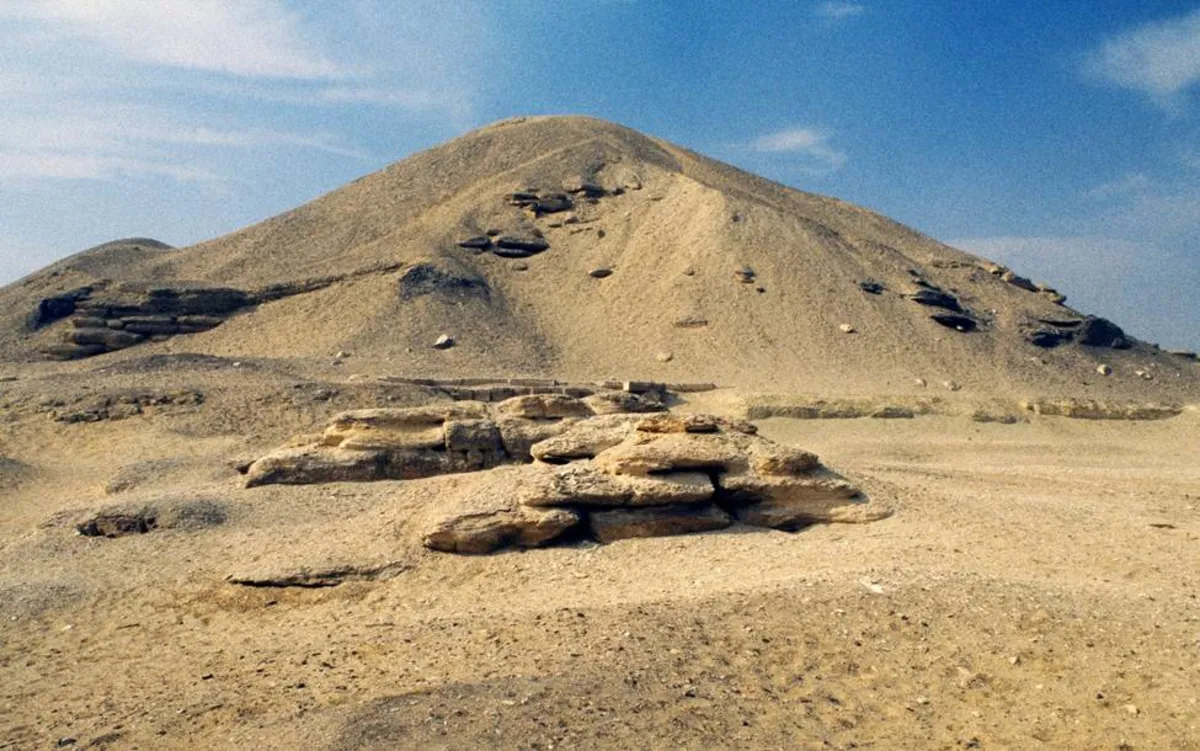 بقایای هرم امنمحات یکم در اللشت