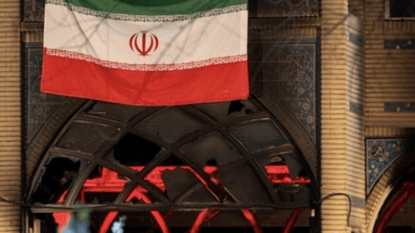پرچم ایران بر دیوار مسجدهای سوخته