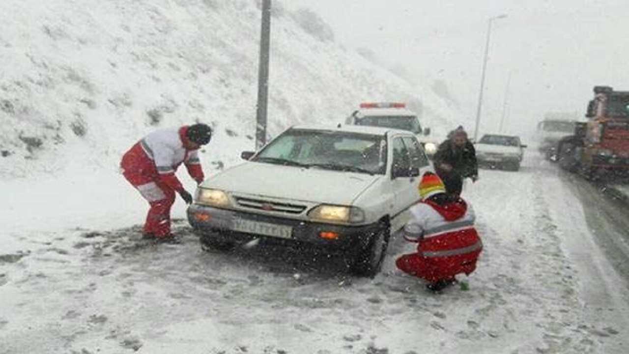 توزیع نان برای مسافران گرفتار در جاده‌های سوادکوه و گدوک