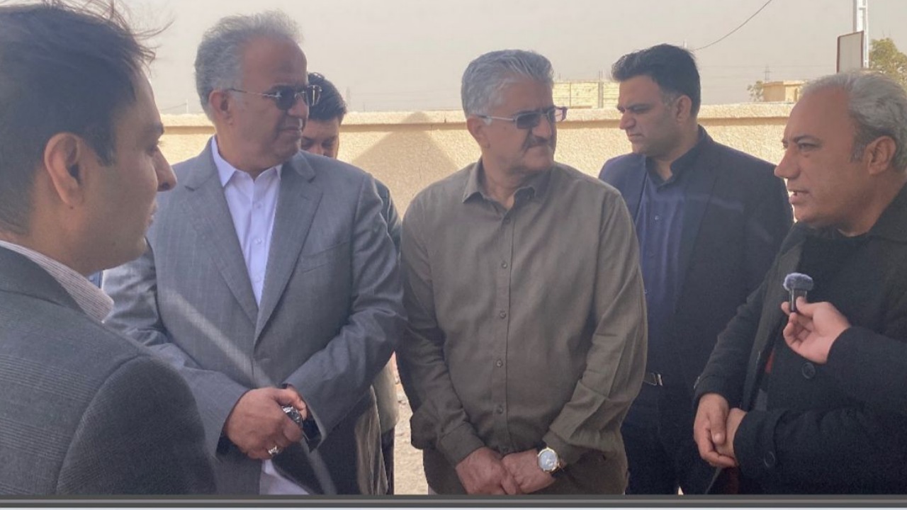 استاندار سیستان و بلوچستان از پروژه‌های خورشیدی روستایی در زاهدان بازدید کرد