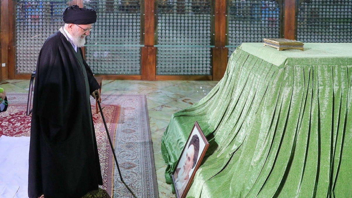 باشگاه خبرنگاران -آغاز جشن پیروزی انقلاب اسلامی با حضور رهبر انقلاب در حرم مطهر امام (ره)