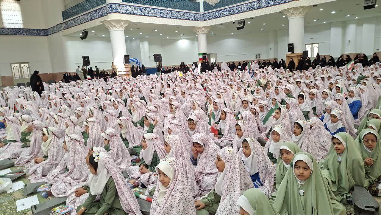 برگزاری اجتماع ۹۰۰ نفری جشن تکلیف دختران دانش&zwnj;آموز اردکانی