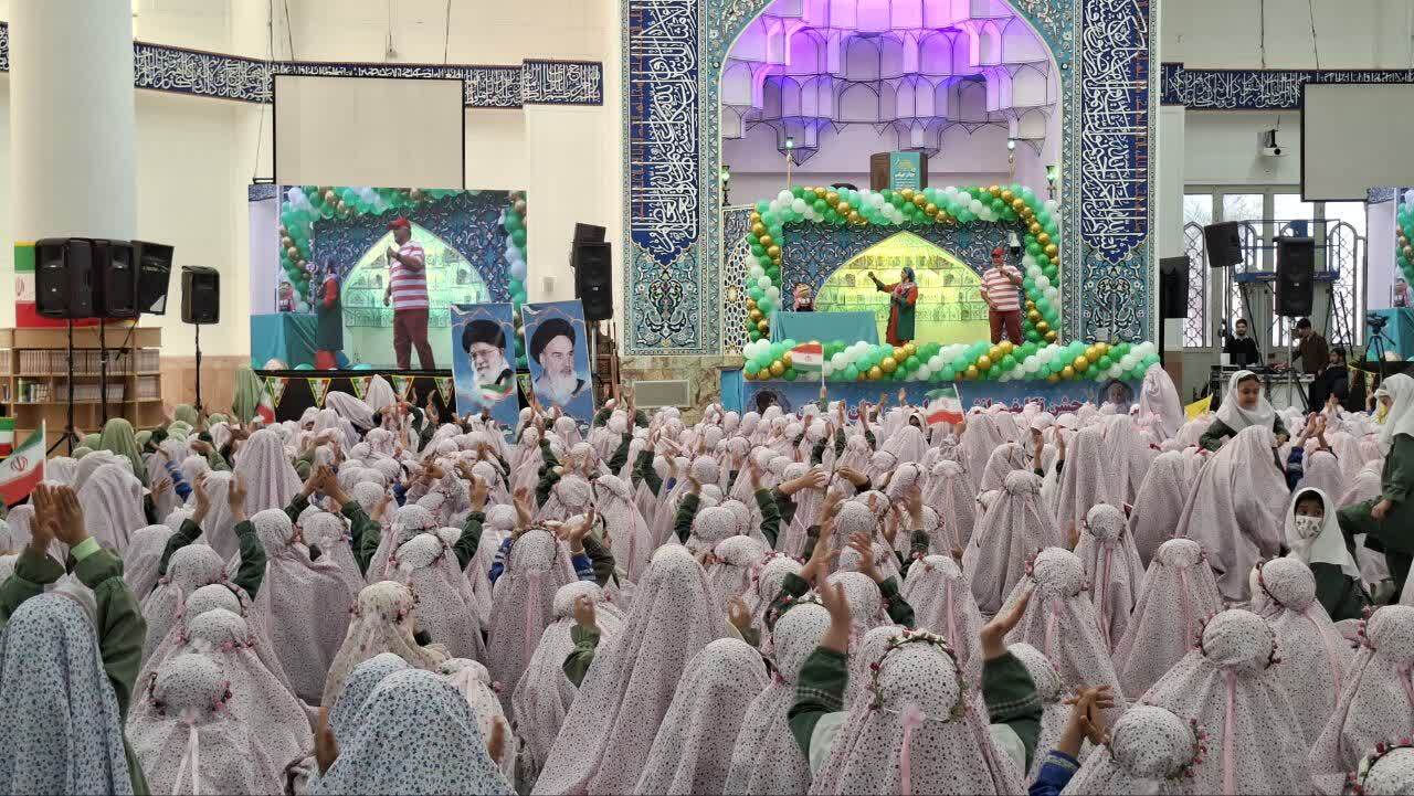 برگزاری اجتماع ۹۰۰ نفری جشن تکلیف دختران دانش&zwnj;آموز اردکانی