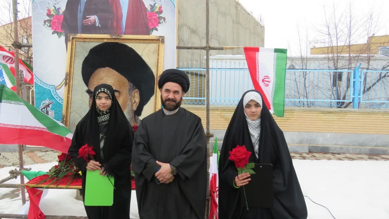 مراسم استقبال از آفتاب و گلباران تمثال حضرت امام خمینی (ره) همزمان با ایام الله دهه فجر در هریس