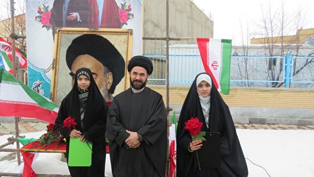 مراسم استقبال از آفتاب و گلباران تمثال حضرت امام خمینی (ره) همزمان با ایام الله دهه فجر در هریس مراسم استقبال از آفتاب و گلباران تمثال حضرت امام خمینی (ره) همزمان با ایام الله دهه فجر در هریس