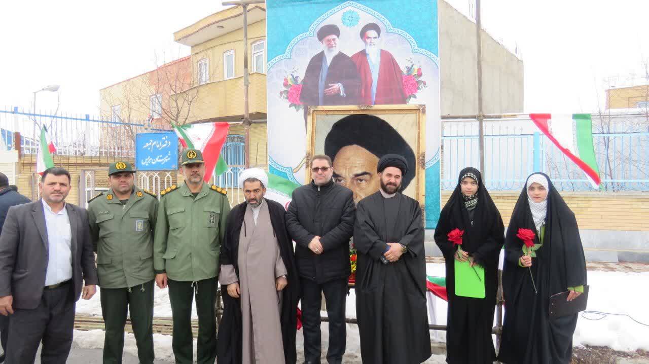 مراسم استقبال از آفتاب و گلباران تمثال حضرت امام خمینی (ره) همزمان با ایام الله دهه فجر در هریس مراسم استقبال از آفتاب و گلباران تمثال حضرت امام خمینی (ره) همزمان با ایام الله دهه فجر در هریس