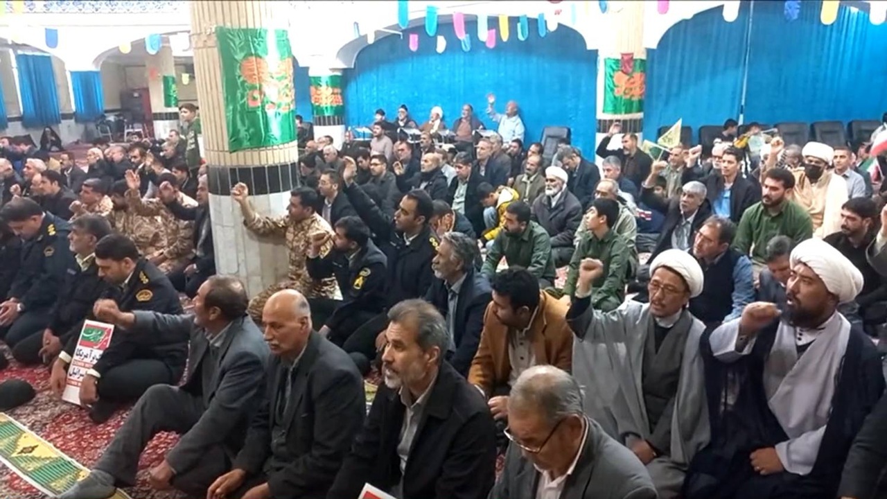 تجدید بیعت نمازگزاران مسجدقائم آل محمد (عج) صالح آباد با حضرت مهدی (عج) + فیلم