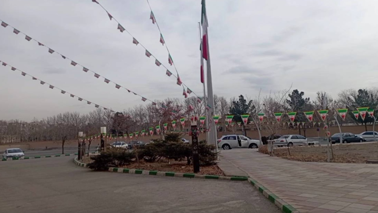 آذین بندی دانشگاه پیام نور ماهدشت در ۴۷ سالگرد پیروزی انقلاب اسلامی