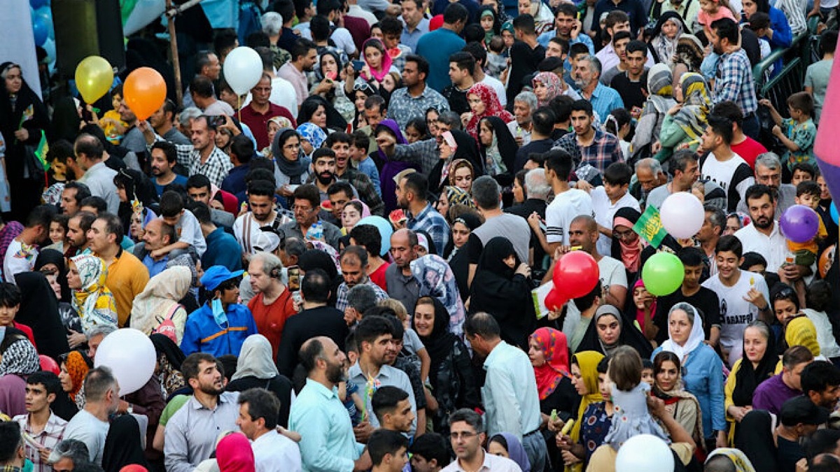 گل افشانی در نجف اشرف به مناسبت فرا رسیدن ولادت حضرت ولی‌عصر (عج) + فیلم
