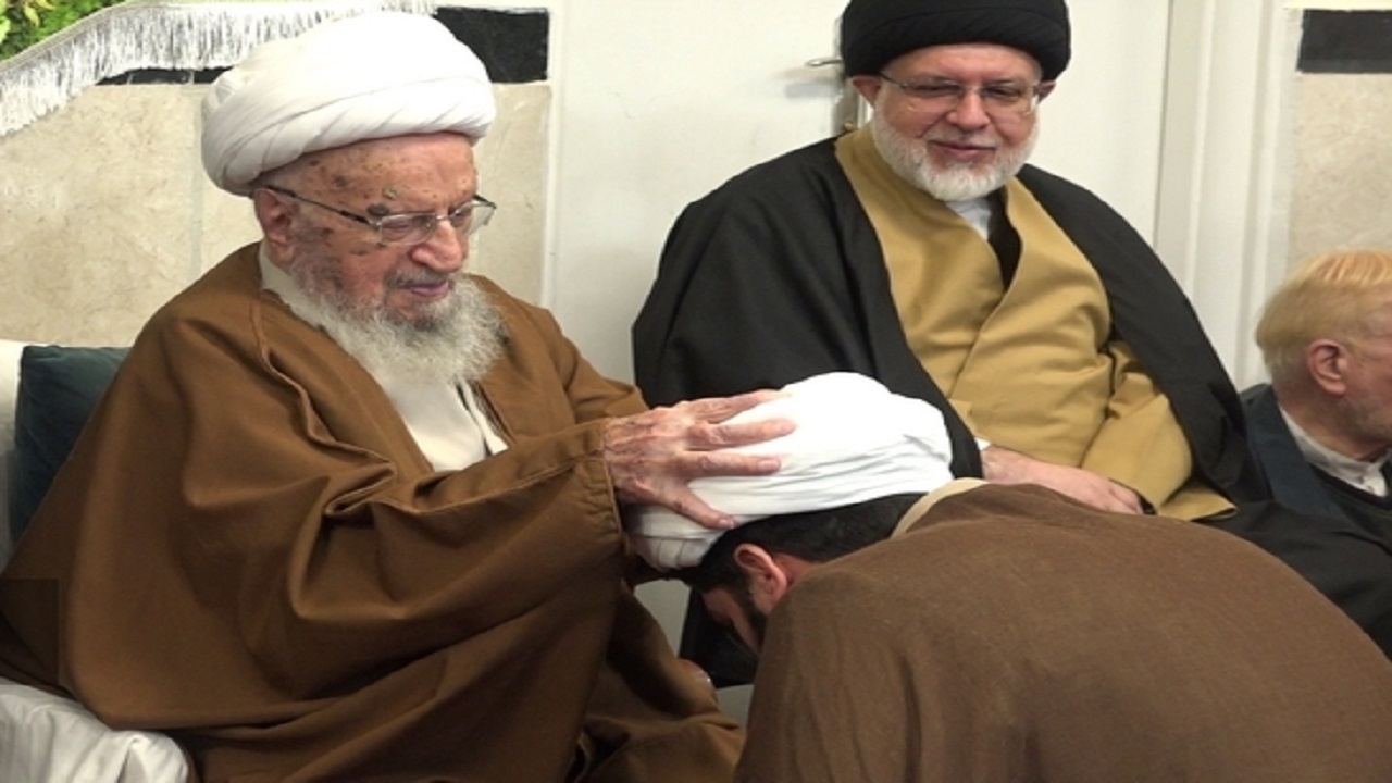 عمامه گذاری جمعی از طلاب به دست آیت الله مکارم شیرازی