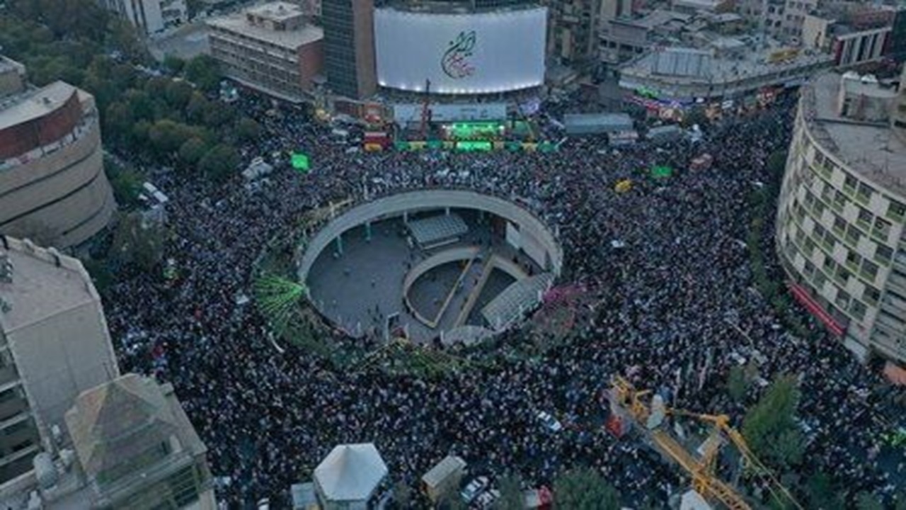 همه ایران شادمان از میلاد حضرت قائم آل محمد + فیلم