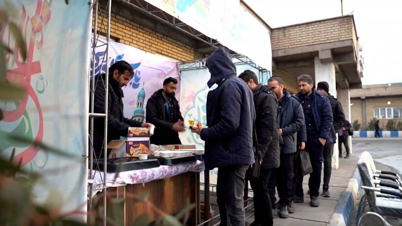 برپایی ایستگاه صلواتی به‌مناسبت نیمه‌ شعبان در شهرستان مرزی خواف + فیلم