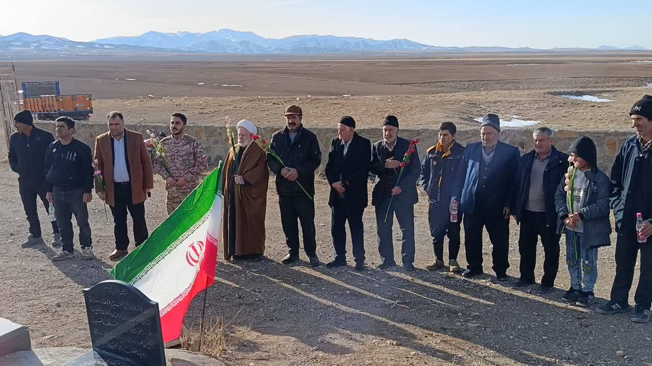 غبارروبی و عطرافشانی گلزار شهدای روستای توآباد در ایام الله دهه فجر
