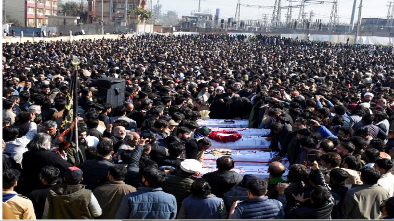 سوگواری هزاران نفر در اسلام آباد در پی شهادت  ۳۱ نفر در بمب‌گذاری انتحاری مسجد شیعیان