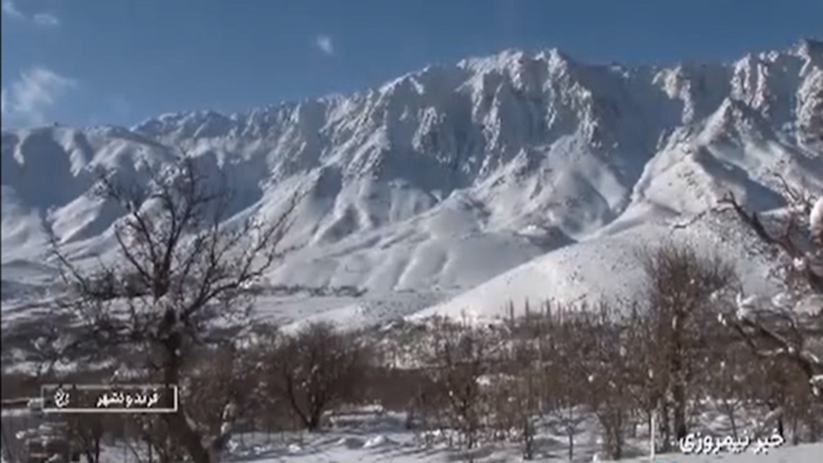 بارش برف بهاری در روستای قزلسوری چالدران + فیلم