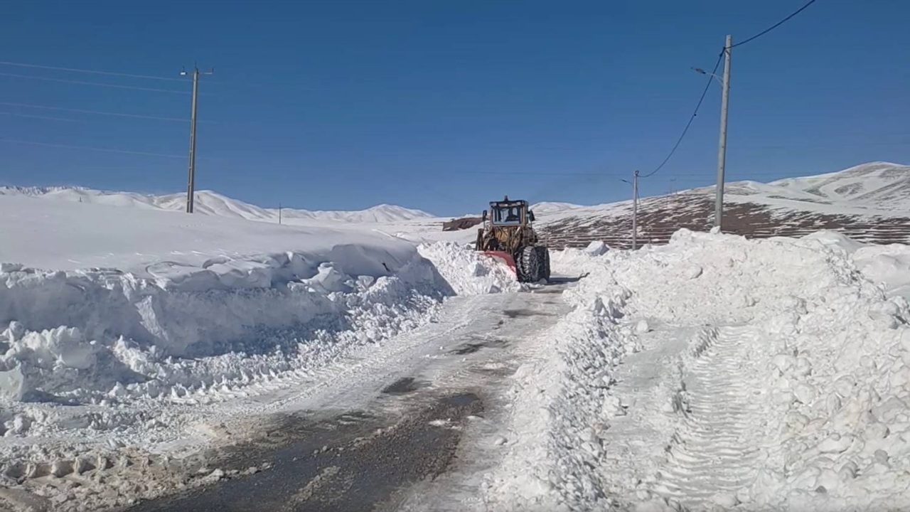 فیلمی از برف روبی روستای اصفهانک چادگان