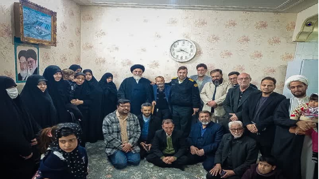 دیدار اهالی رسانه قم با خانواده شهید عباس اسدی از شهدای اغتشاشات اخیر