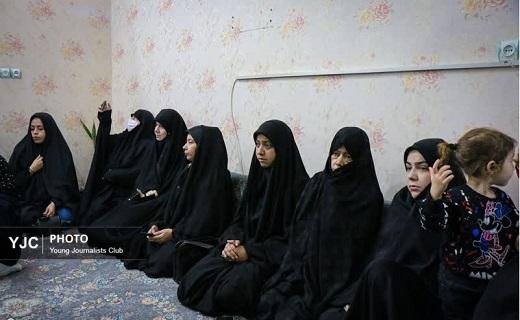 دیدار اهالی رسانه قم با خانواده شهید عباس اسدی از شهدای اغتشاشات اخیر