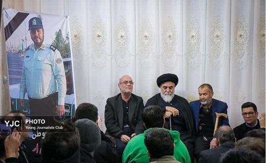 دیدار اهالی رسانه قم با خانواده شهید عباس اسدی از شهدای اغتشاشات اخیر
