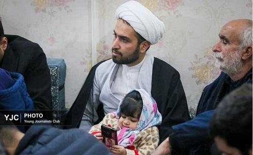 دیدار اهالی رسانه قم با خانواده شهید عباس اسدی از شهدای اغتشاشات اخیر