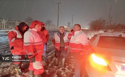 امداد رسانی به بیش از ۱۰۰۰خودرو گرفتار در برف/از اسکان اضطراری تا انتقال مادر باردار به بیمارستان