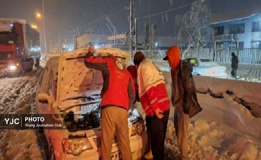 امداد رسانی به بیش از ۱۰۰۰خودرو گرفتار در برف/از اسکان اضطراری تا انتقال مادر باردار به بیمارستان