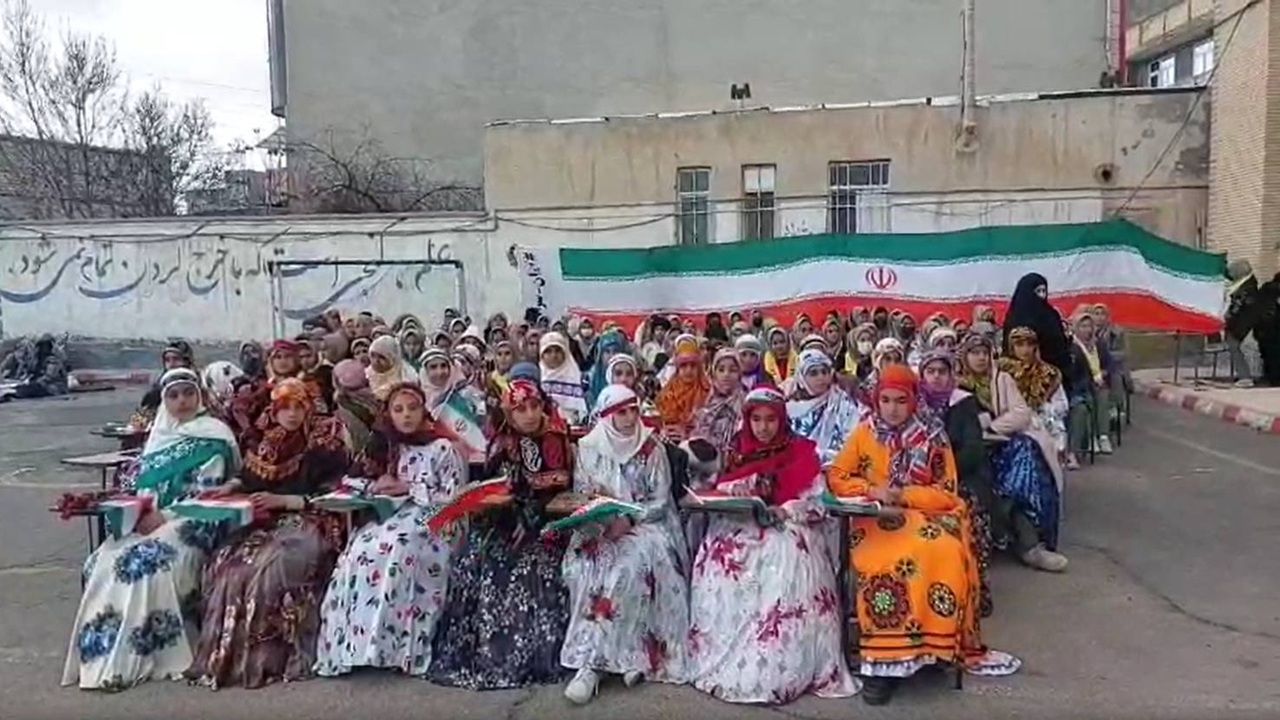 گرامیداشت جشن پیروزی انقلاب اسلامی در دبیرستان دخترانه خلیج فارس اهر + فیلم