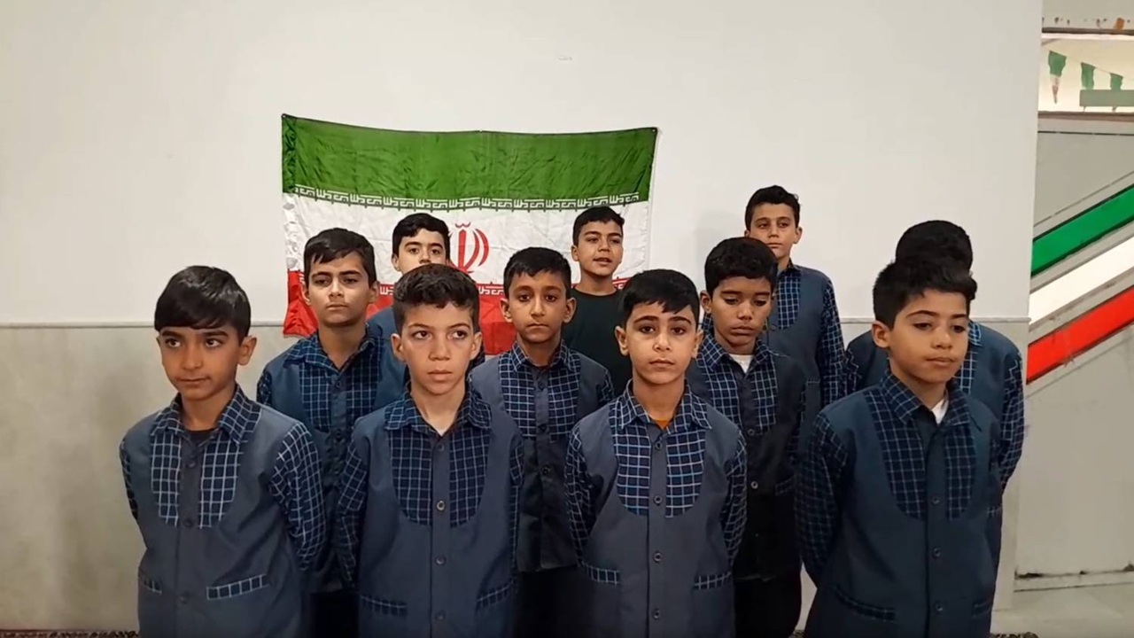اجرای گروه سرود دانش آموزان روستای خان آباد به مناسبت دهه فجر + فیلم