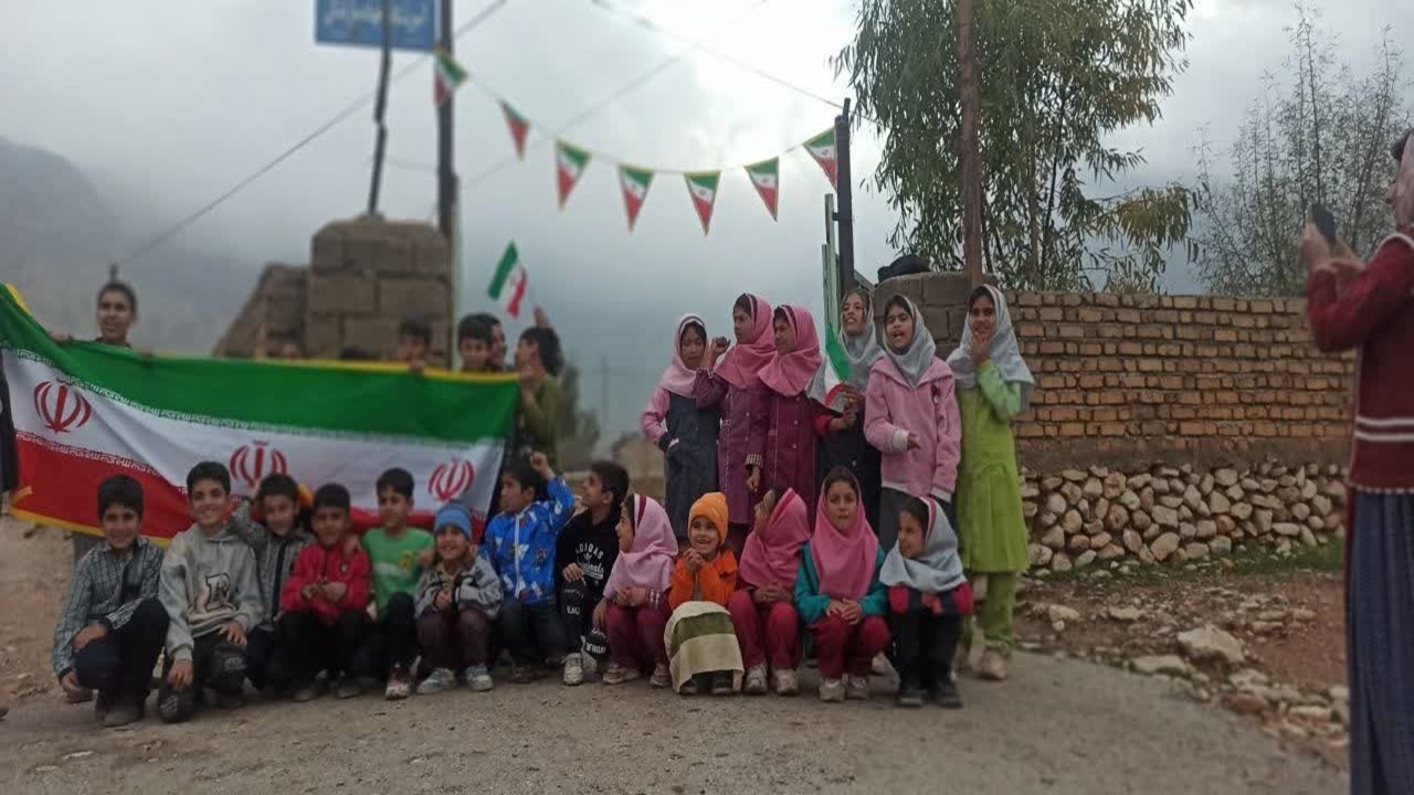 جشن انقلاب و فریاد وحدت دانش‌آموزان الیف کازرون از لنز دوبین شهروندخبرنگار + عکس