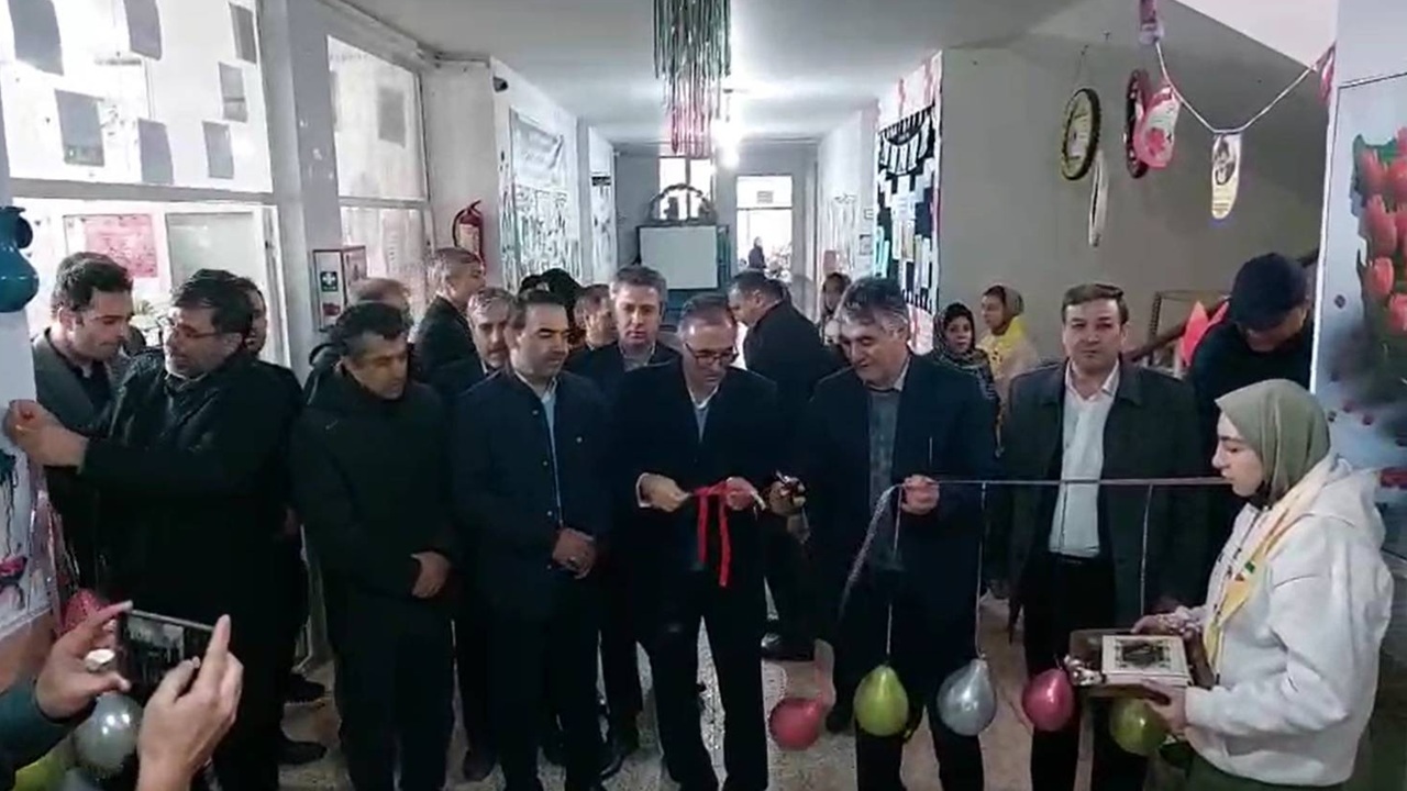 افتتاح نمایشگاه جوانه‌های سرو انقلاب در دبیرستان دخترانه شبانه روزی خلیج فارس اهر + فیلم
