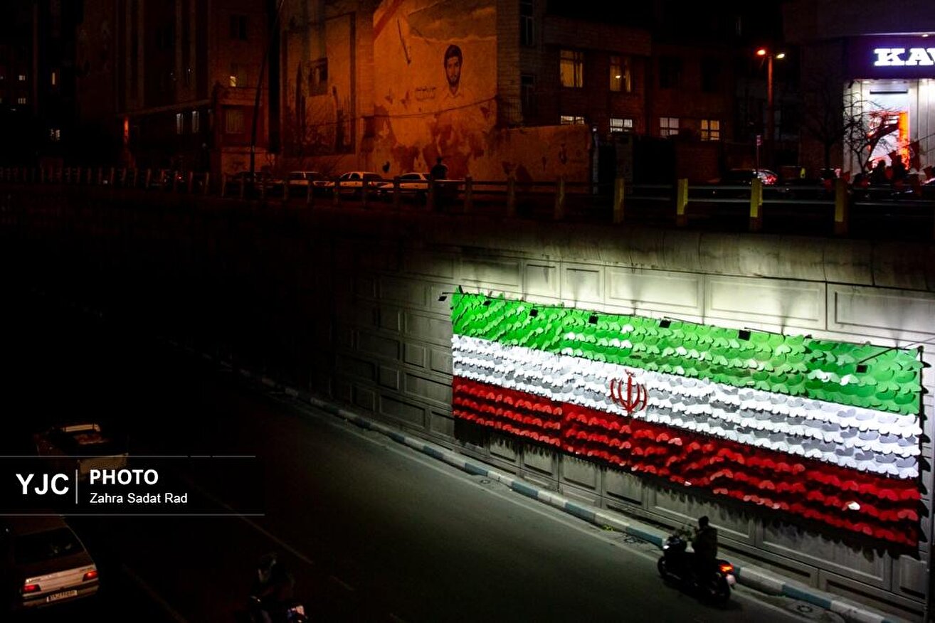 آیین رونمایی از پرچم ۱۵ متری ایران مزین به یاد شهدا