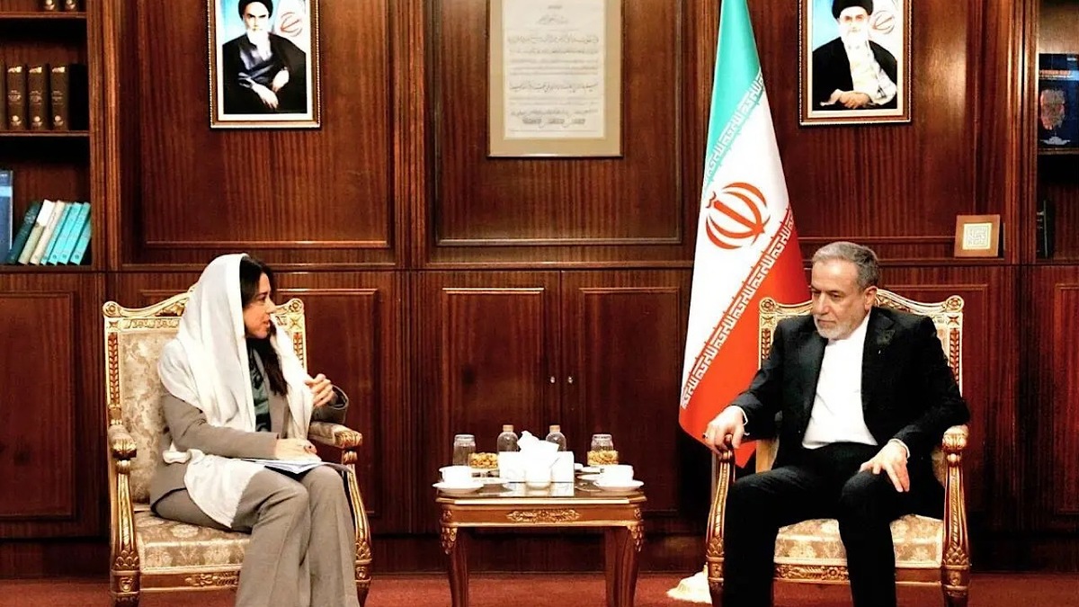 آیین رونمایی از پرچم ۱۵ متری ایران مزین به یاد شهدا