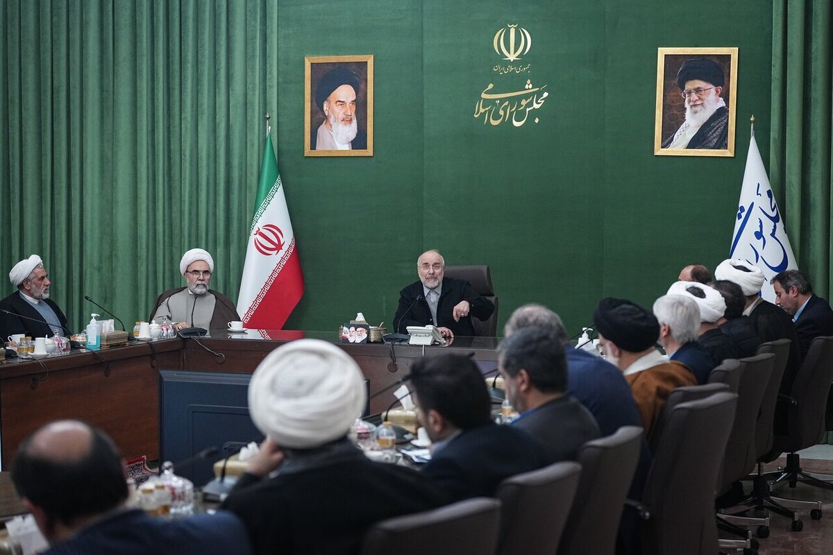 آیین رونمایی از پرچم ۱۵ متری ایران مزین به یاد شهدا