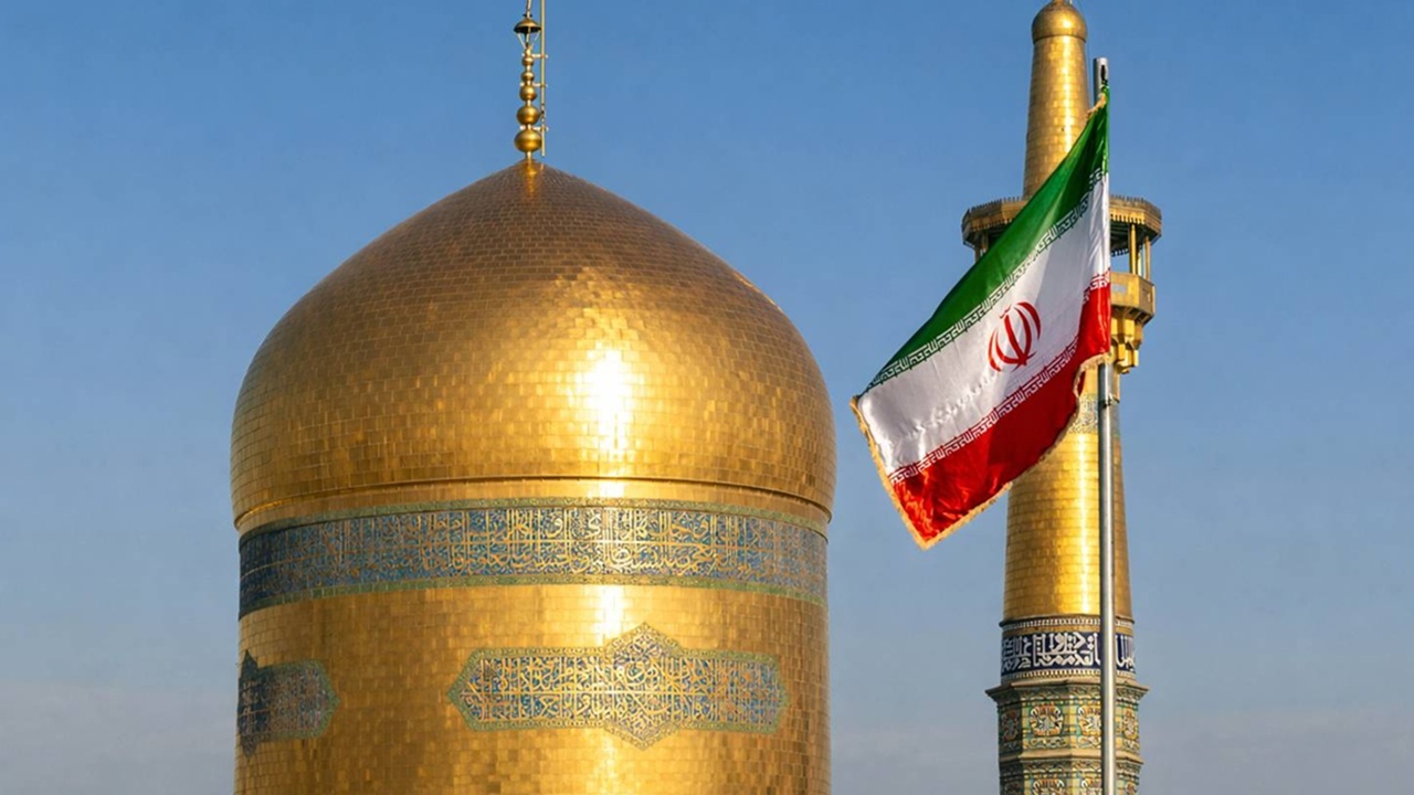نصب پرچم ایران در صحن‌‌های حرم مطهر رضوی + فیلم