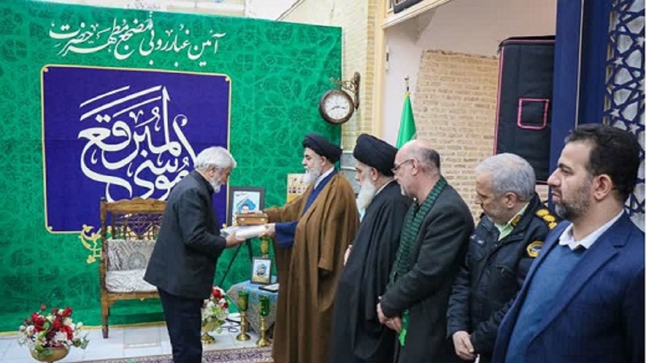 تجلیل از خانواده شهدای اخیر در آیین غبارروبی حرم امامزاده موسی مبرقع (ع)