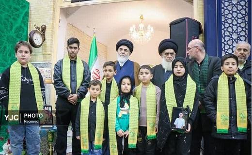 تجلیل از خانواده شهدای اخیر در آیین غبارروبی حرم امامزاده موسی مبرقع (ع) تجلیل از خانواده شهدای اخیر در آیین غبارروبی حرم امامزاده موسی مبرقع (ع)