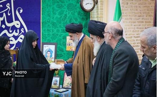 تجلیل از خانواده شهدای اخیر در آیین غبارروبی حرم امامزاده موسی مبرقع (ع) تجلیل از خانواده شهدای اخیر در آیین غبارروبی حرم امامزاده موسی مبرقع (ع)