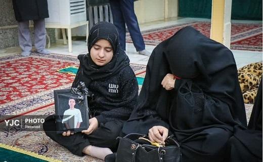 تجلیل از خانواده شهدای اخیر در آیین غبارروبی حرم امامزاده موسی مبرقع (ع) تجلیل از خانواده شهدای اخیر در آیین غبارروبی حرم امامزاده موسی مبرقع (ع)