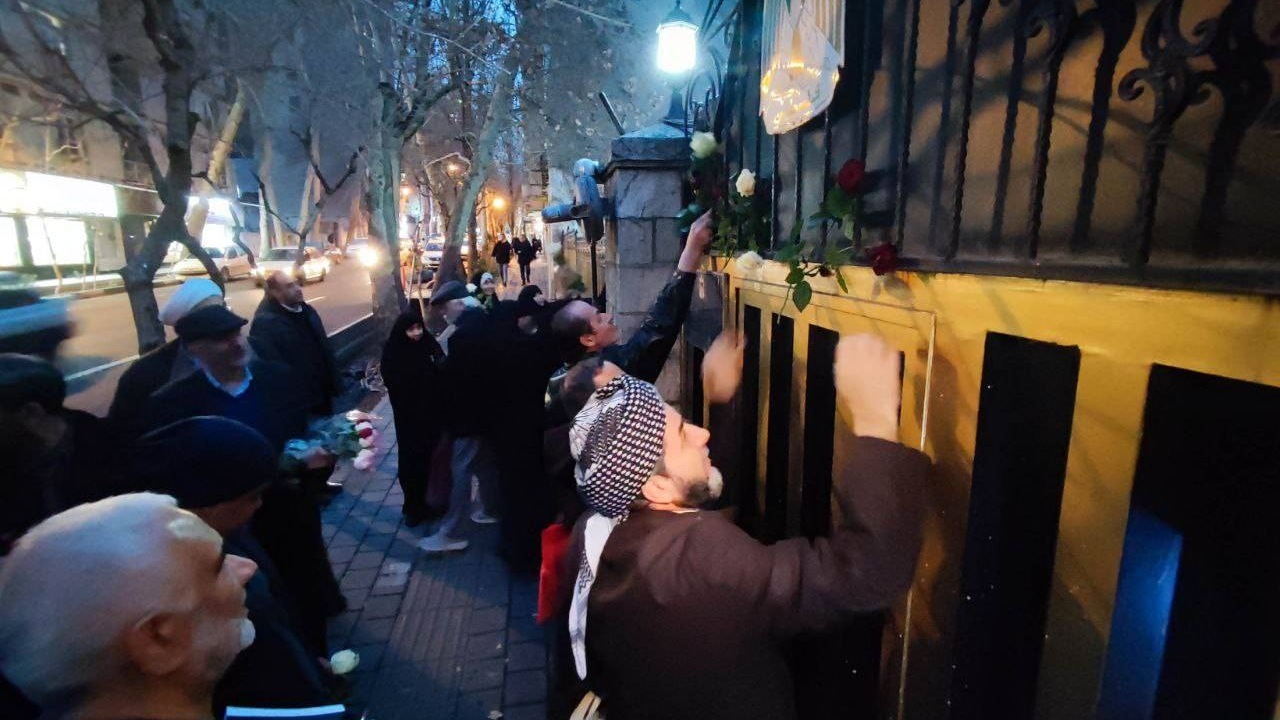 سفارت فلسطین گل‌باران شد/ تاکید فعالان حوزه مقاومت بر همبستگی با مظلومان عالم