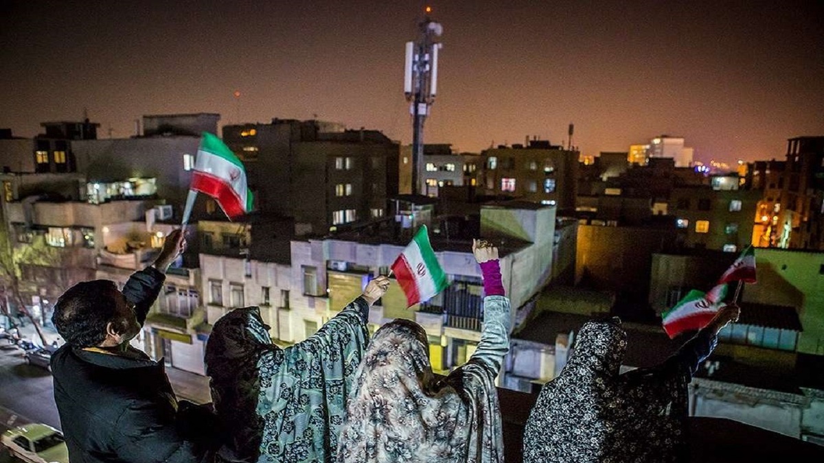 باشگاه خبرنگاران -جشن و نورافشانی در شب ۲۲ بهمن در یزد/ گلبانگ الله‌اکبر در سراسر استان یزد طنین انداز شد