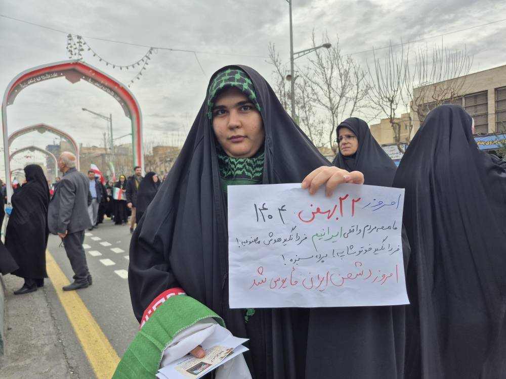 دست&zwnj;نوشته&zwnj;های مردم در راهپیمایی ۲۲ بهمن