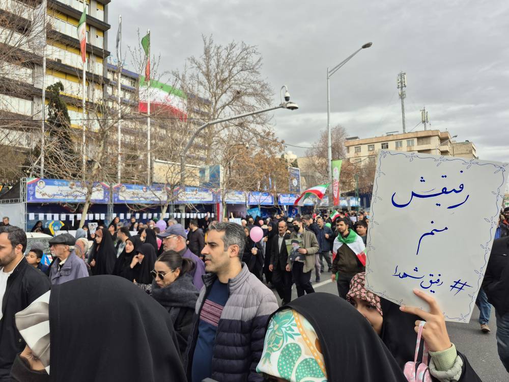 دست&zwnj;نوشته&zwnj;های مردم در راهپیمایی ۲۲ بهمن ۱۴۰۴