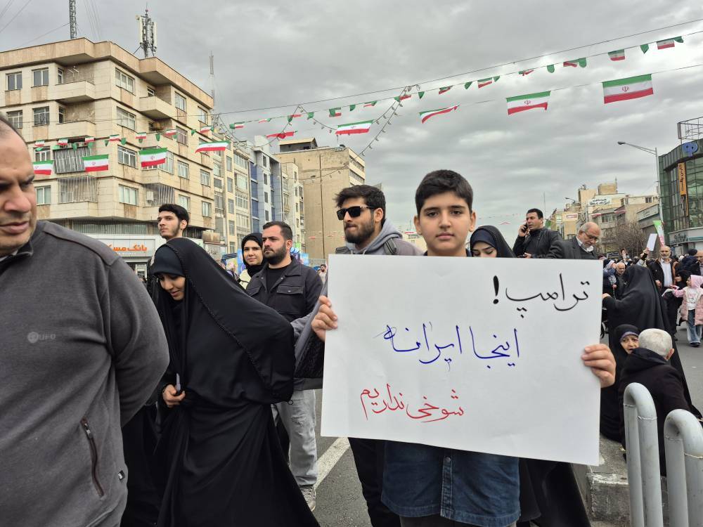 دست&zwnj;نوشته&zwnj;های مردم در راهپیمایی ۲۲ بهمن ۱۴۰۴