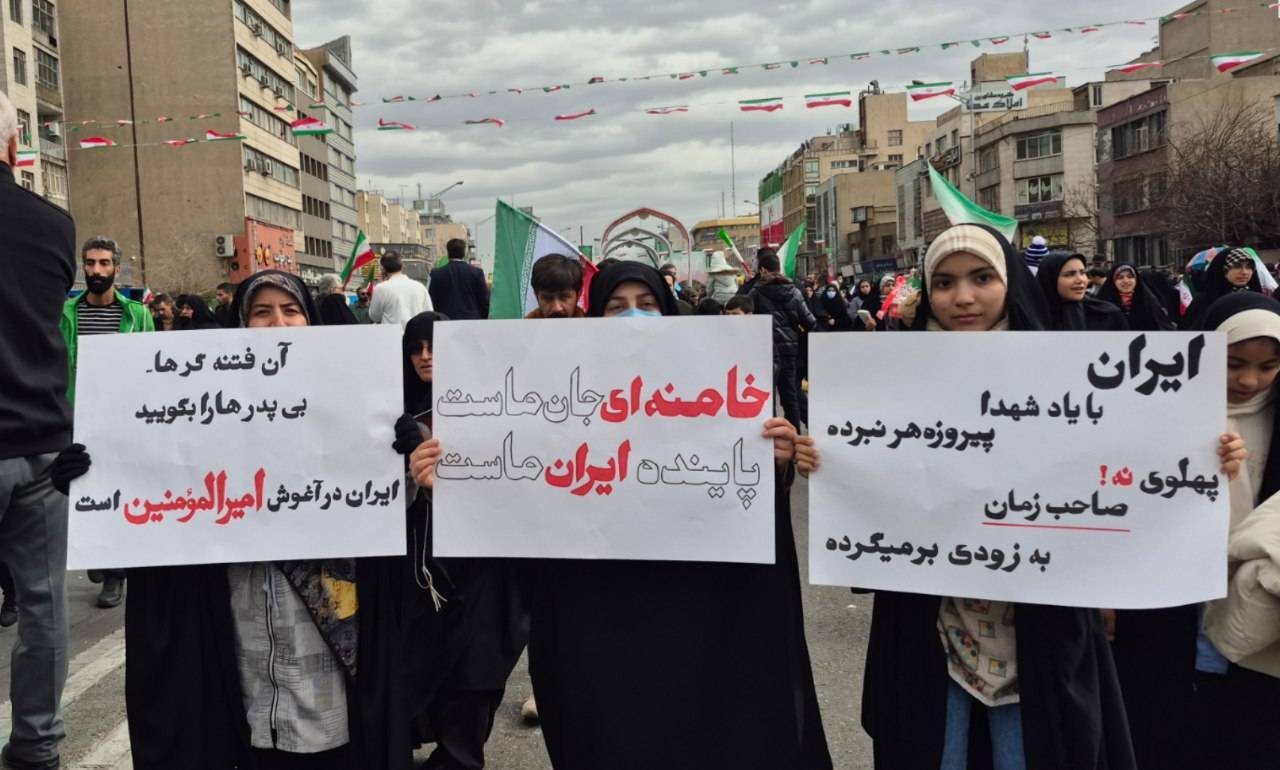 دست&zwnj;نوشته&zwnj;های مردم در راهپیمایی ۲۲ بهمن ۱۴۰۴
