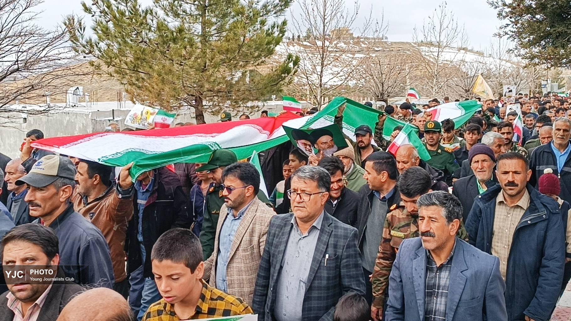 فرهنگیان مارگون در کنار دهه‌هشتادی‌ها در جشن ۲۲ بهمن+فیلم
