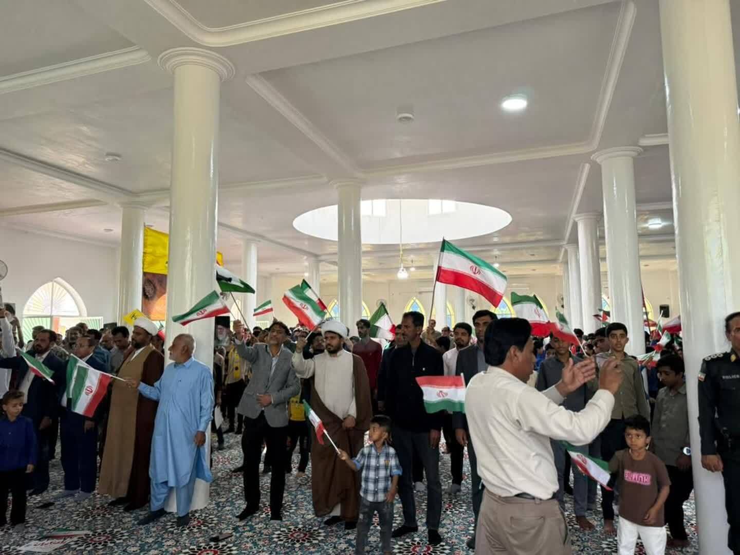 حضور پر شور مردم شهر سندرک در راهپیمایی ۲۲ بهمن