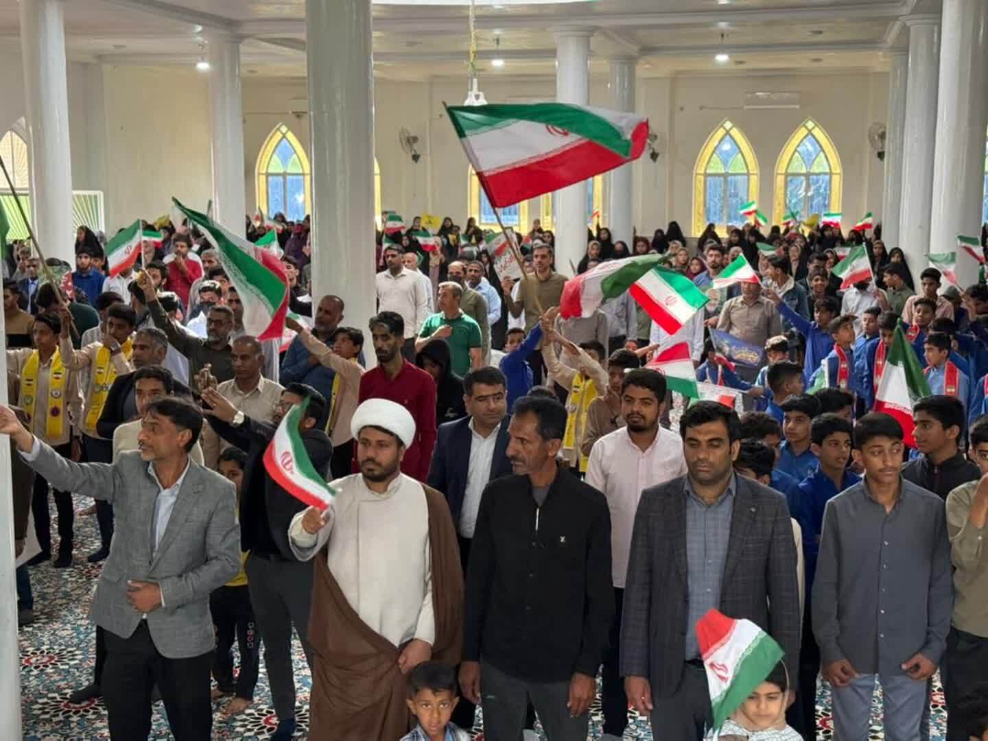 حضور پر شور مردم شهر سندرک در راهپیمایی ۲۲ بهمن