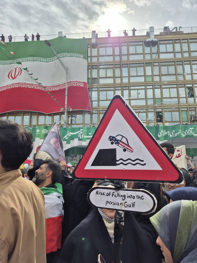 دست&zwnj;نوشته&zwnj;های مردم در راهپیمایی ۲۲ بهمن ۱۴۰۴