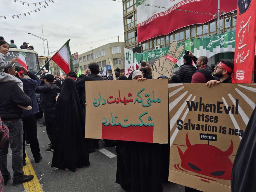 دست&zwnj;نوشته&zwnj;های مردم در راهپیمایی ۲۲ بهمن