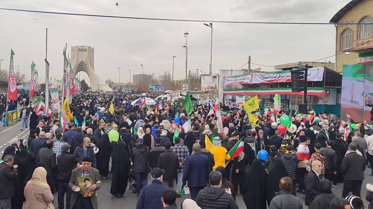 حضور گسترده پایتخت نشینان در جشن انقلاب + فیلم